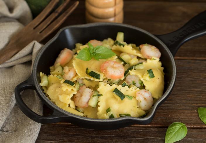 Ravioli de queso con calabacines y gambas