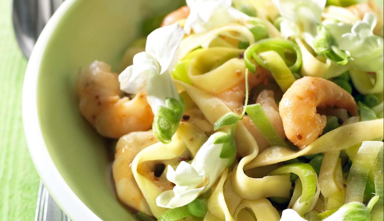 Tagliatelle con gambas y guisantes con sus flores