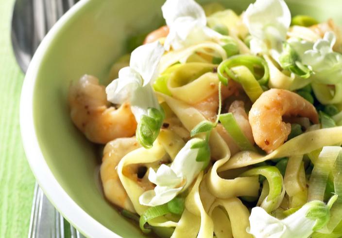 Tagliatelle con gambas y guisantes con sus flores