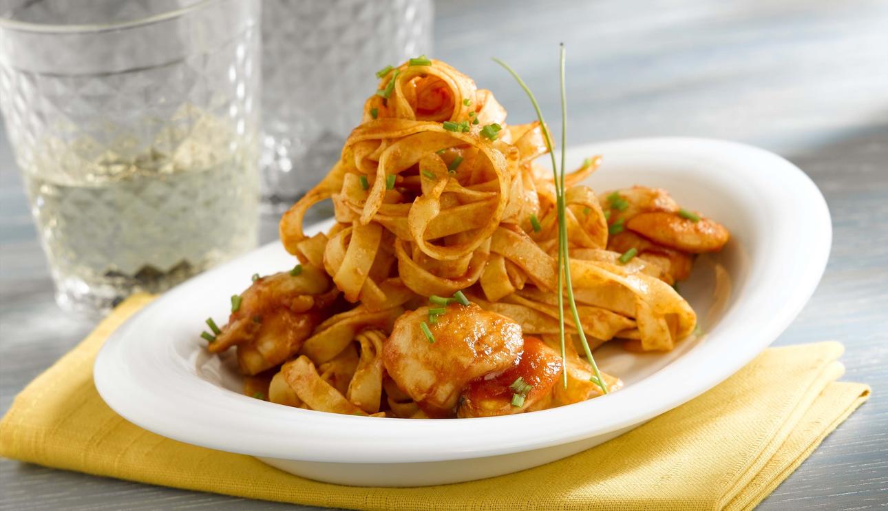 Tagliatelle con vieiras y tomate