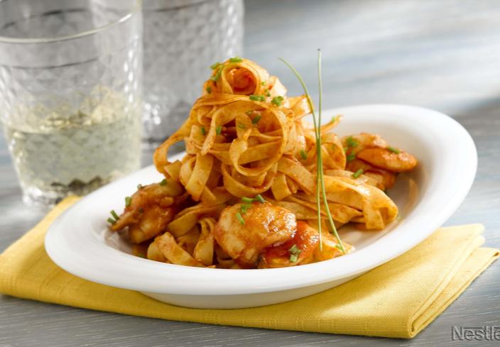 Tagliatelle con vieiras y tomate