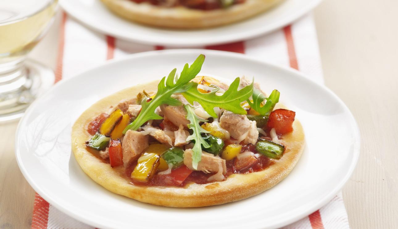 Mini pizzas de atún con rúcula