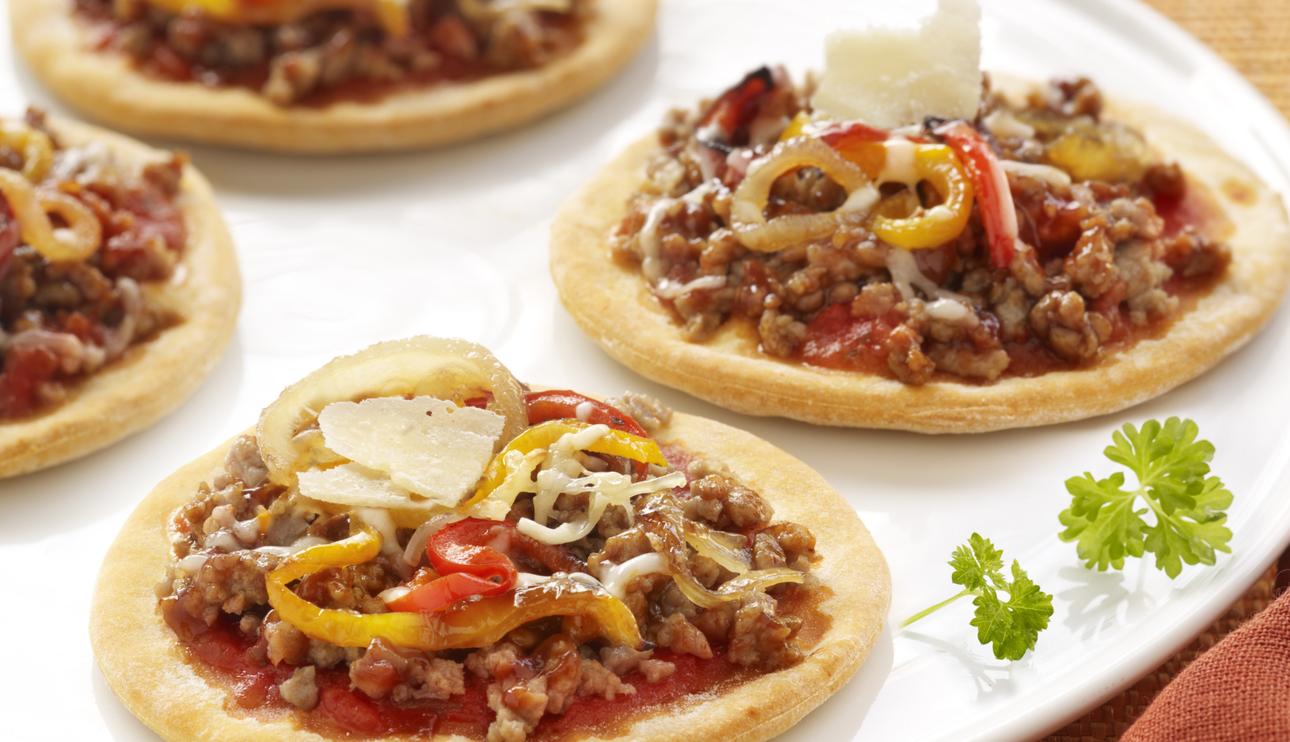Mini pizzas de ternera barbacoa con cebolla