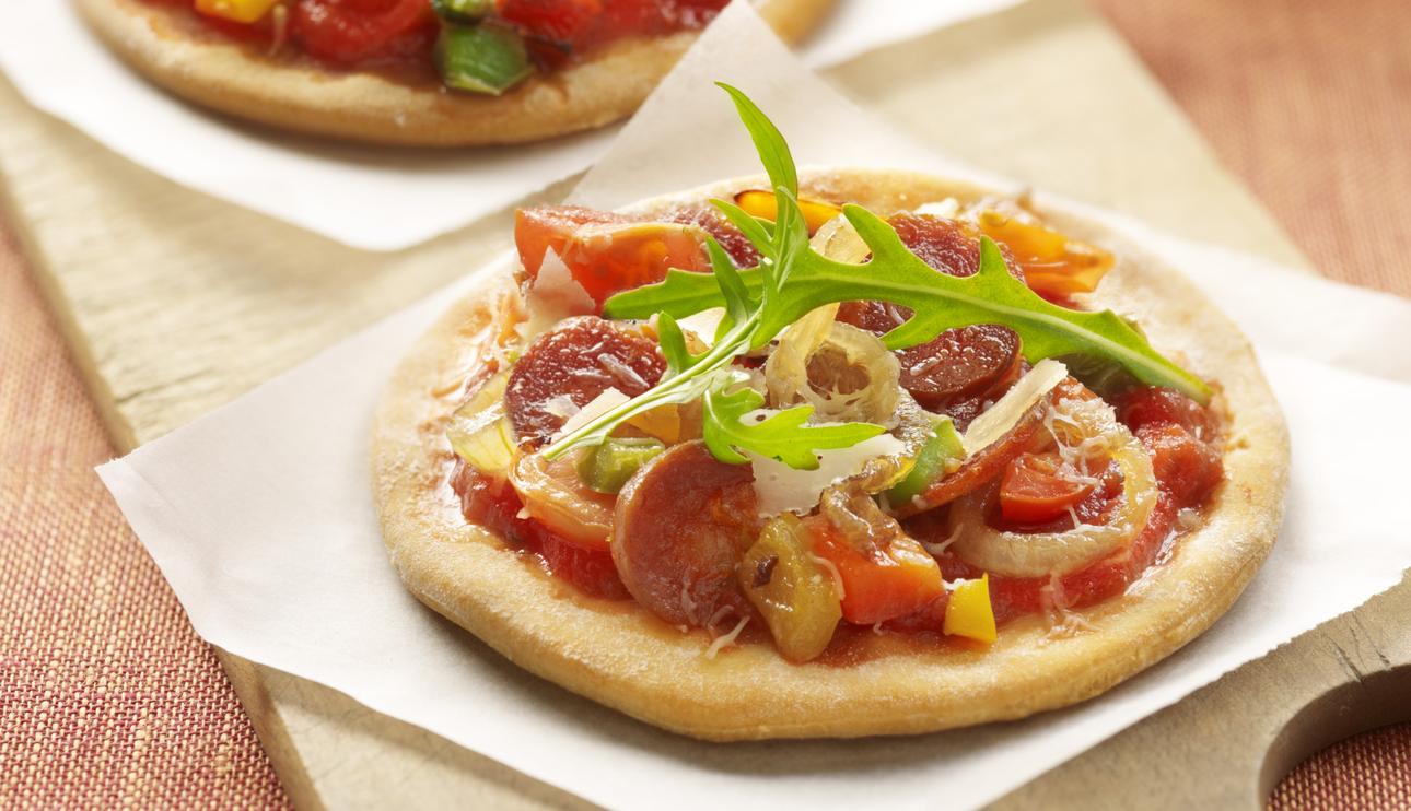 Mini pizzas de chistorra con pimientos salteados