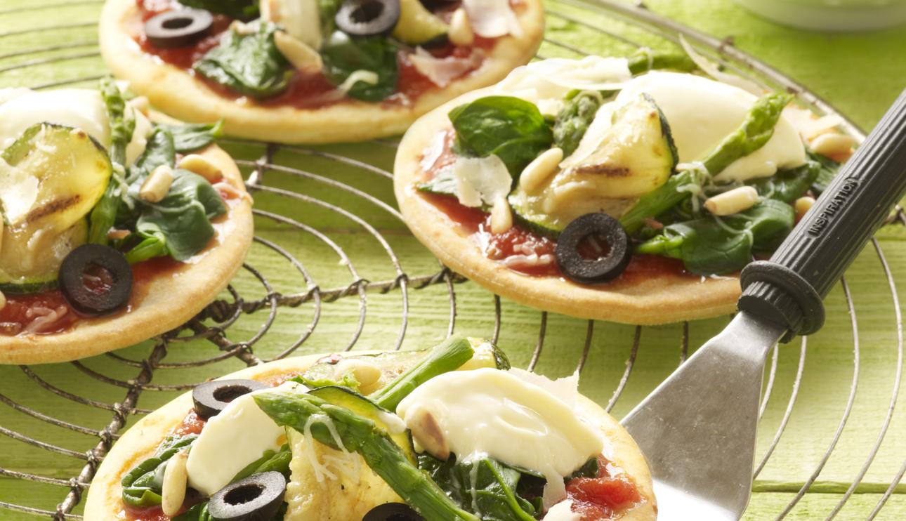 Mini pizzas de espinacas con ricota, pesto y piñones