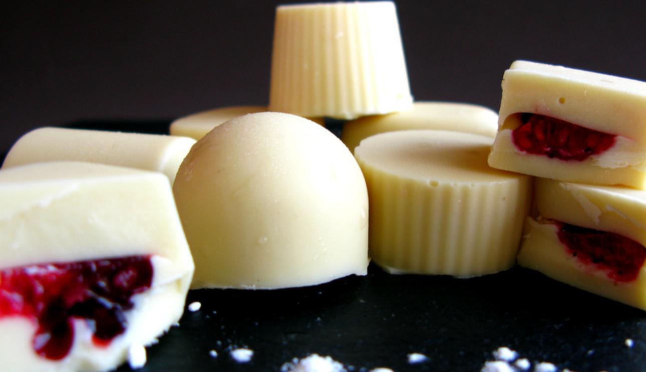Bombones de chocolate blanco y frutos rojos