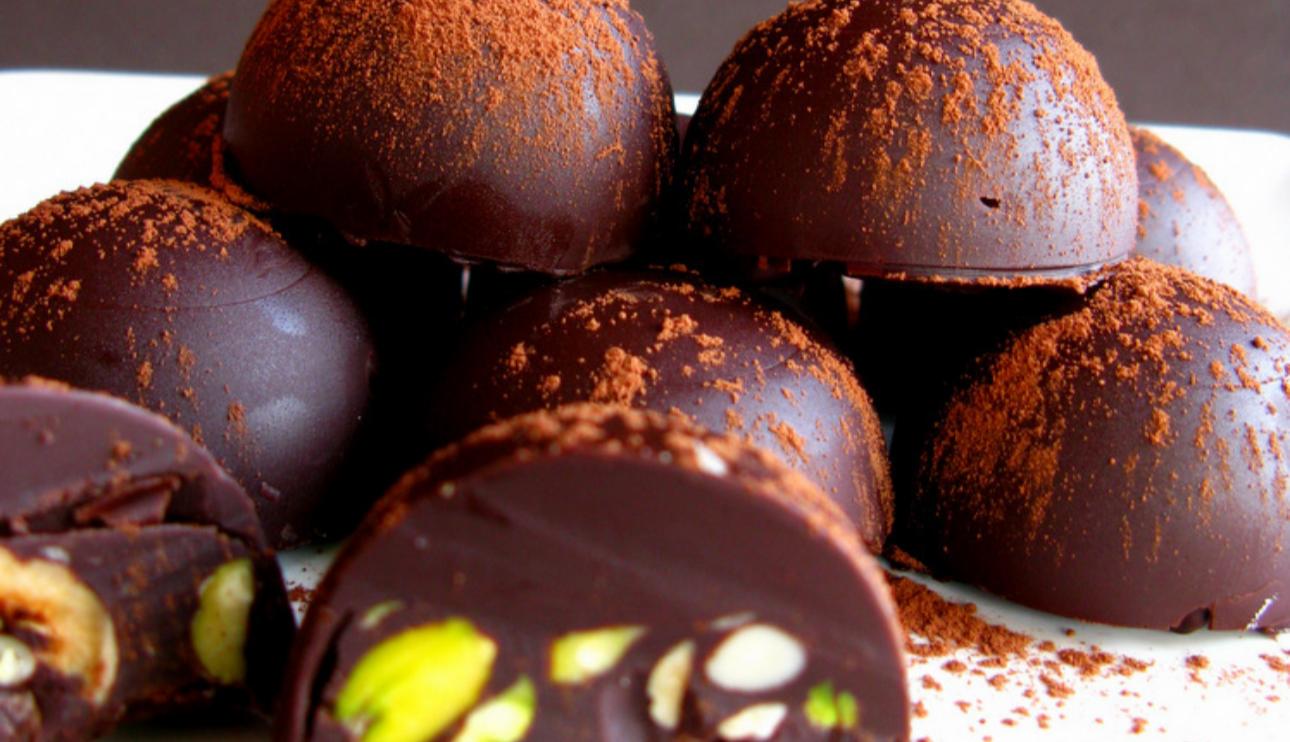 Semiesferas de chocolate con frutos secos a la canela