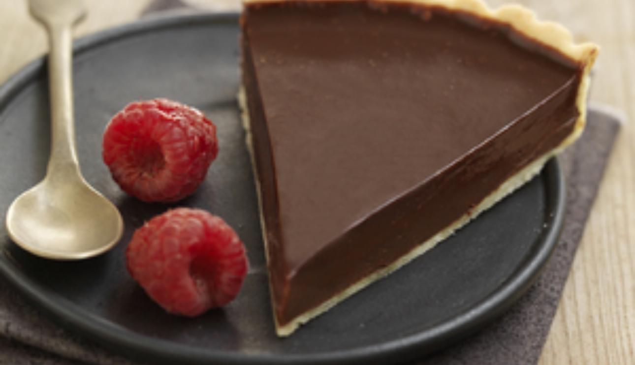 Tarta de chocolate con crema de té de frutos rojos