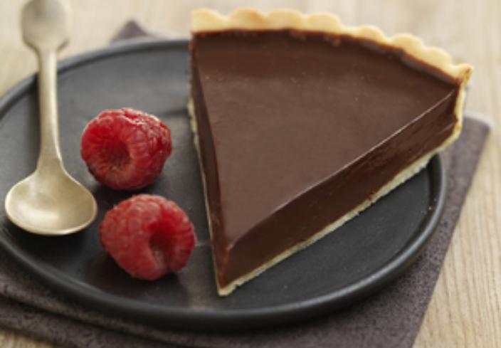 Tarta de chocolate con crema de té de frutos rojos