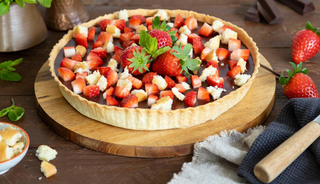 Tarta de chocolate con fresas y bizcochos