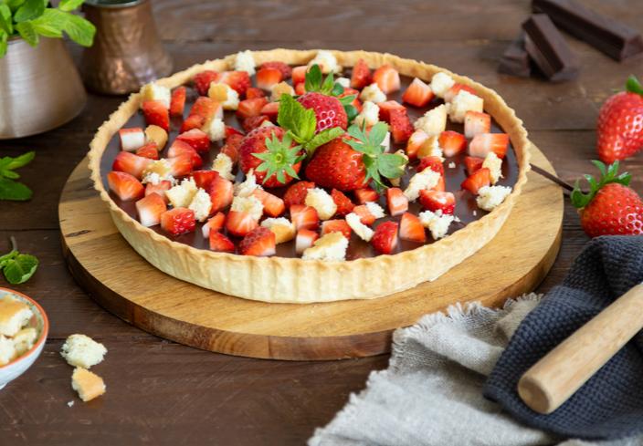 Tarta de chocolate con fresas y bizcochos