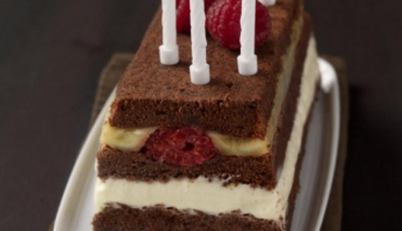 Pastel de chocolate con mousse de chocolate blanco, frambuesas y plátano