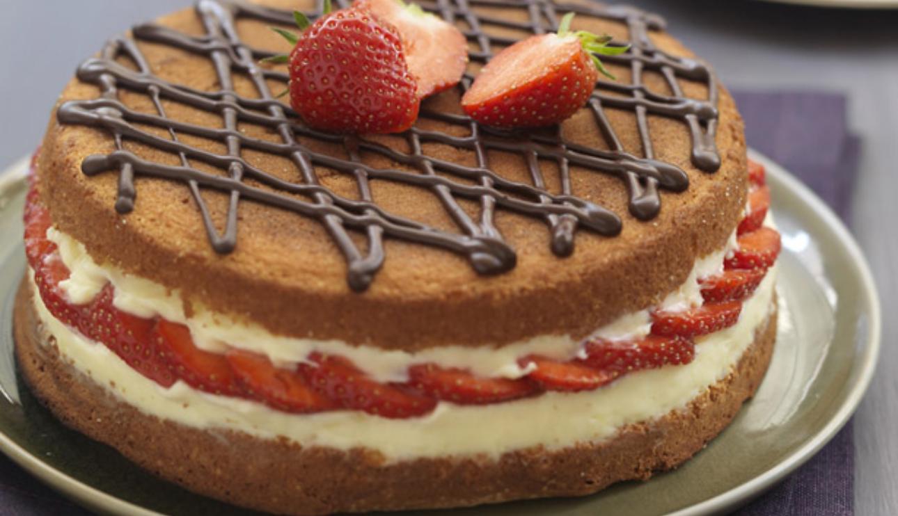 Pastel de fresas y chocolate blanco y negro