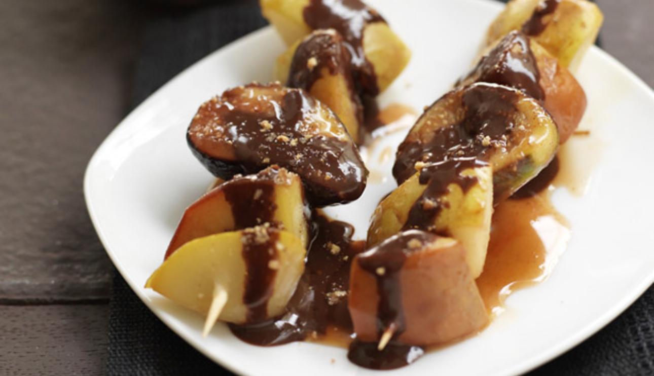 Brochetas de fruta de otoño a la canela