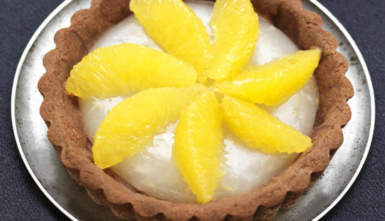 Tartaletas de chocolate con crema de limón y naranjas