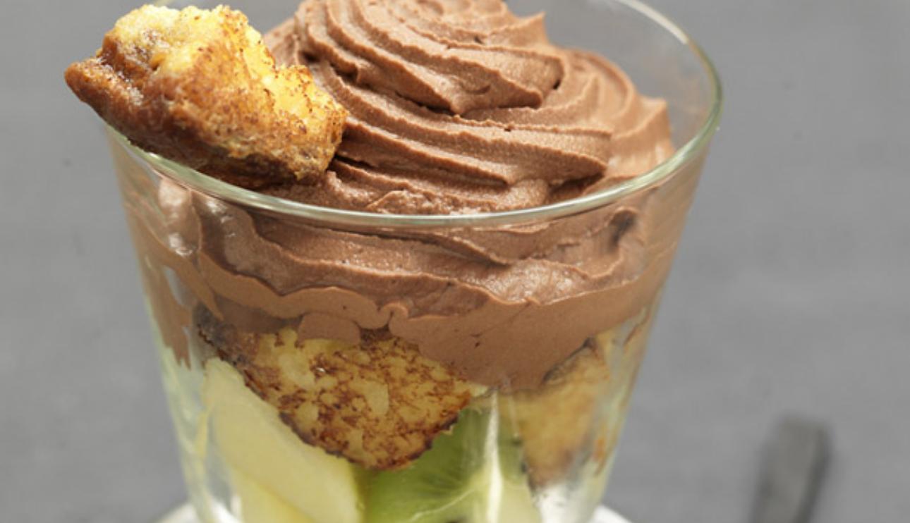 Copa de brioche con frutas y crema de chocolate