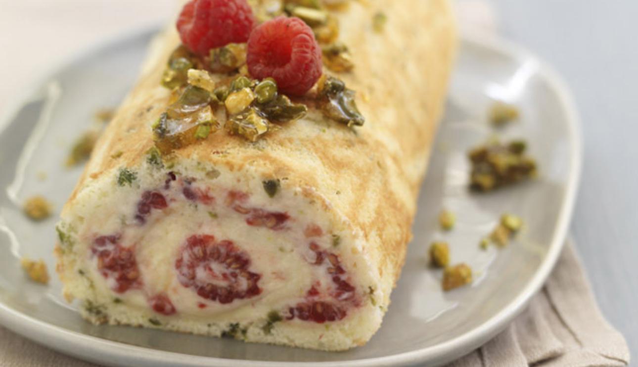 Tronco de frambuesas con crema de frambuesas y pistachos