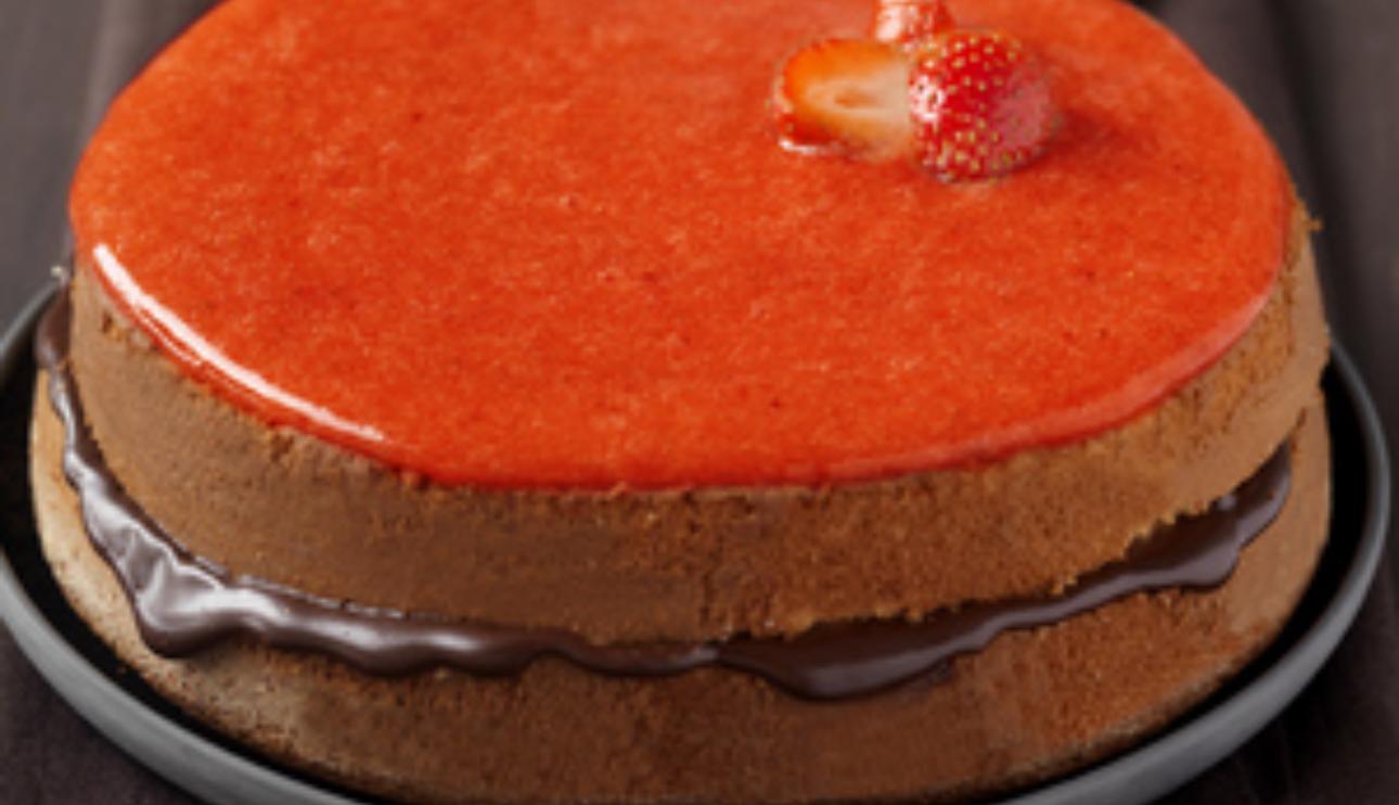 Pastel suave de chocolate y fresa