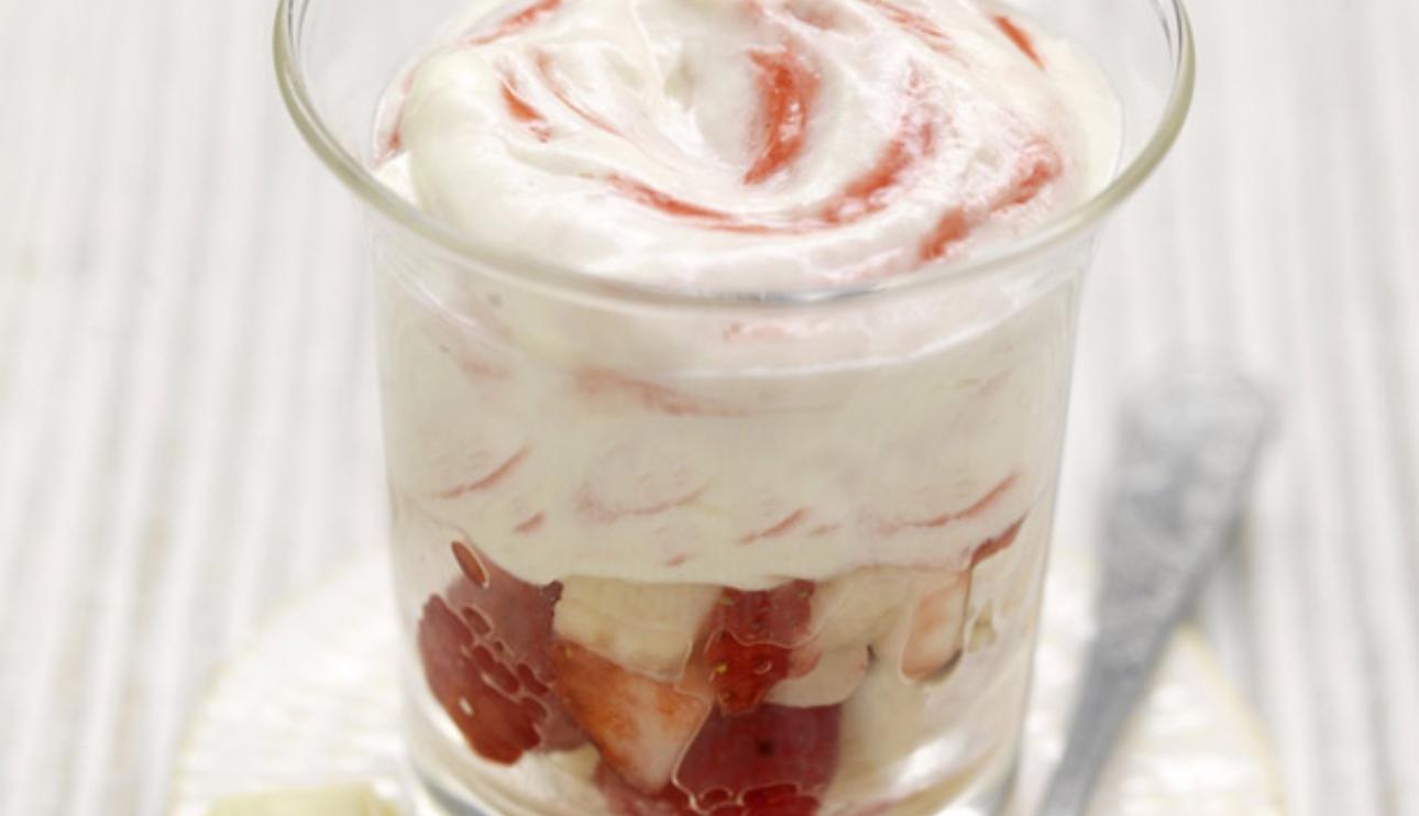 Mousse de chocolate blanco con tartar de fruta