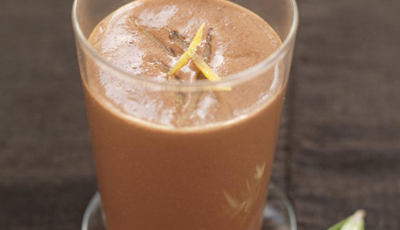 Crema de chocolate cremoso con romero y limón