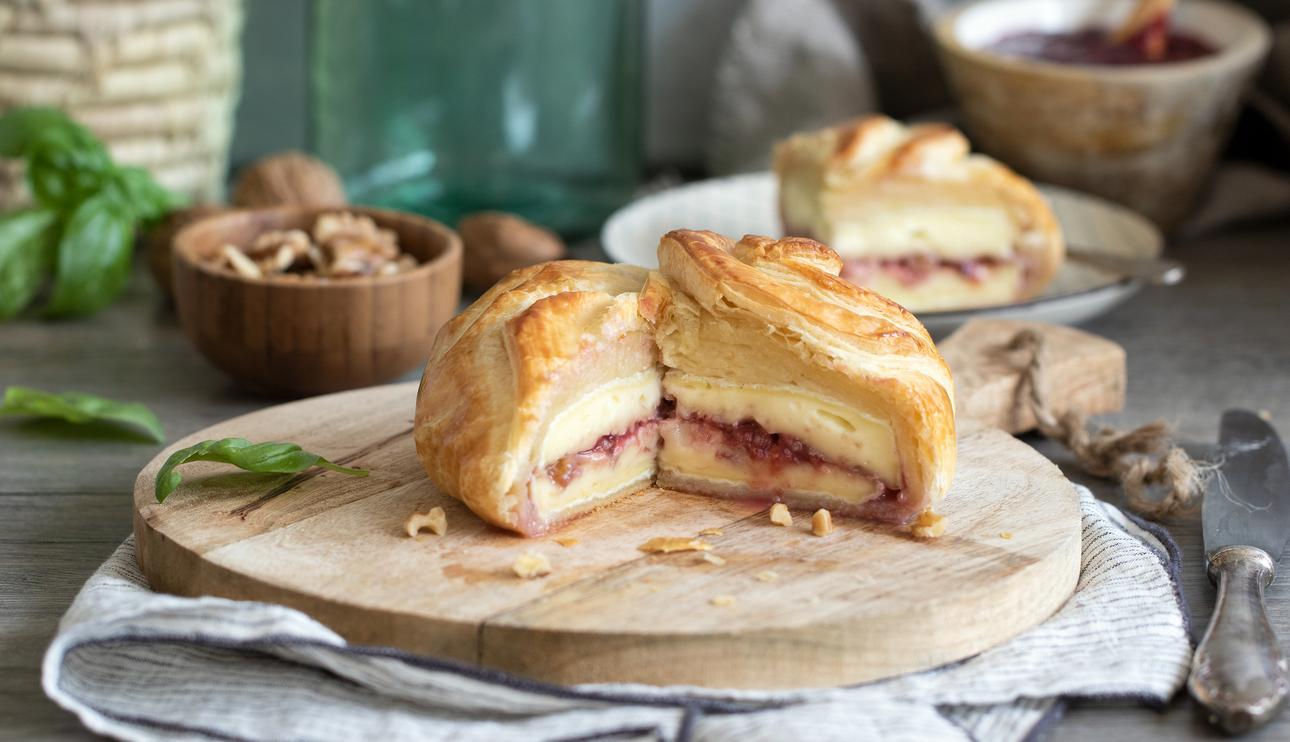 Aperitivo de camembert en hojaldre con mermelada de frambuesa
