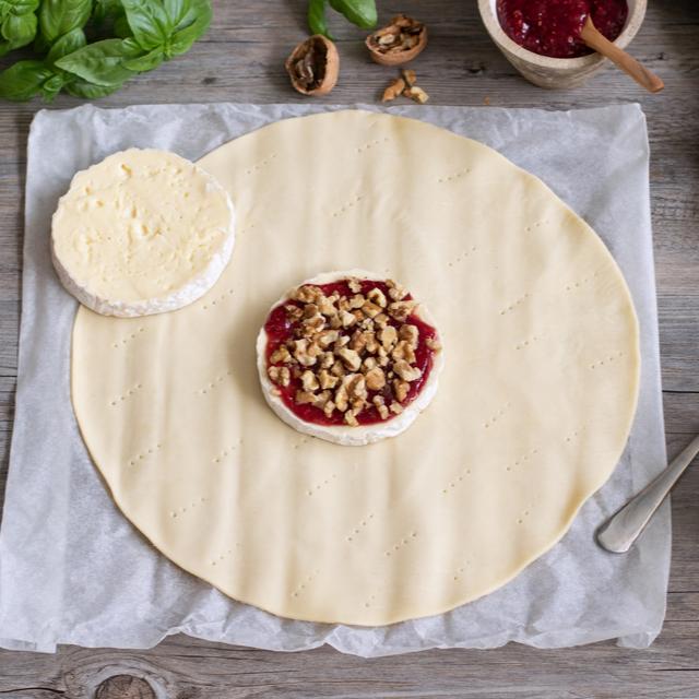 Aperitivo de camembert en hojaldre con mermelada de frambuesa