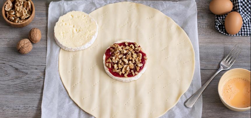 Aperitivo de camembert en hojaldre con mermelada de frambuesa