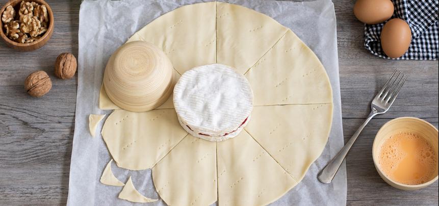 Aperitivo de camembert en hojaldre con mermelada de frambuesa