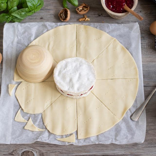 Aperitivo de camembert en hojaldre con mermelada de frambuesa