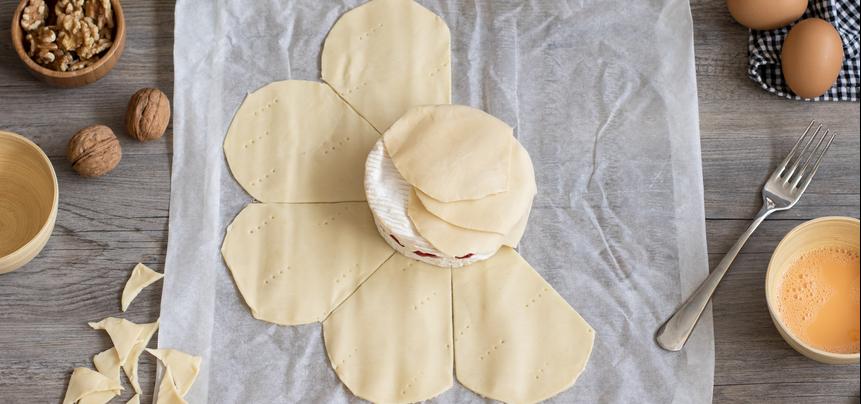 Aperitivo de camembert en hojaldre con mermelada de frambuesa