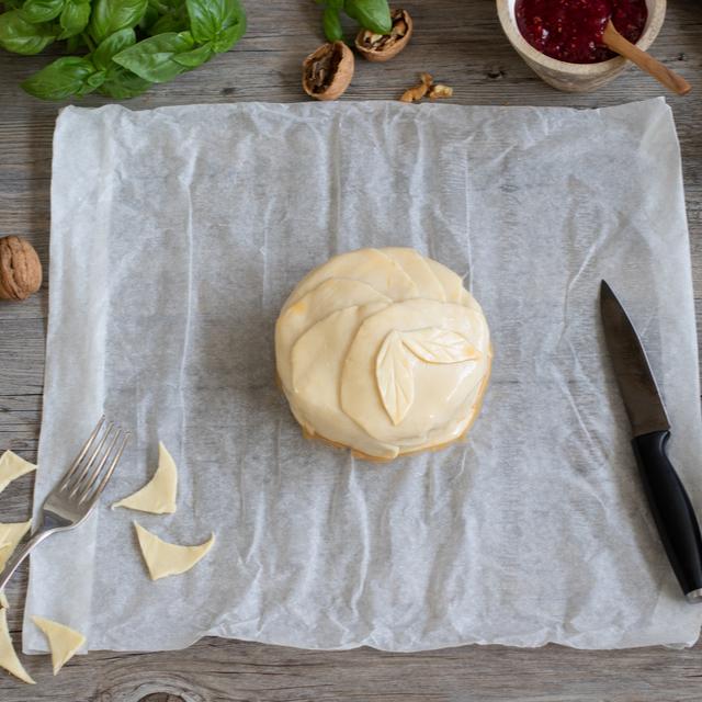 Aperitivo de camembert en hojaldre con mermelada de frambuesa