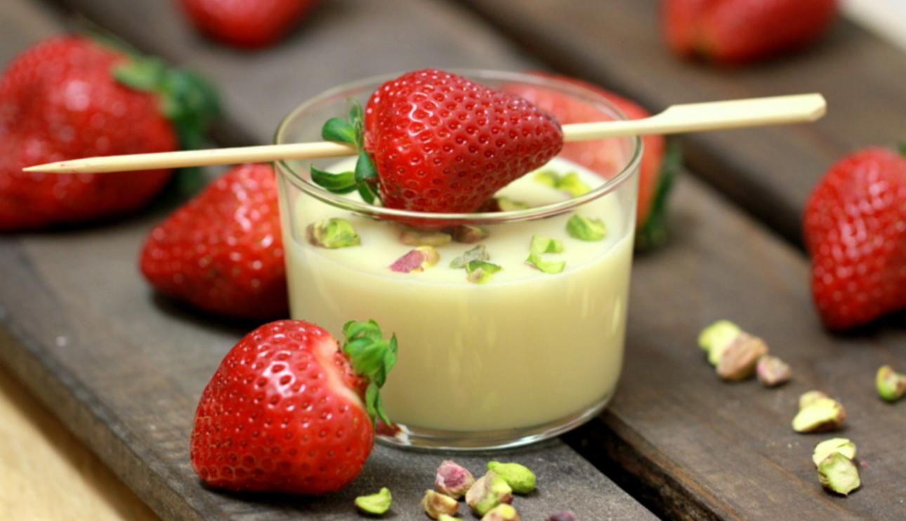 Crema de chocolate blanco con fresas y pistachos