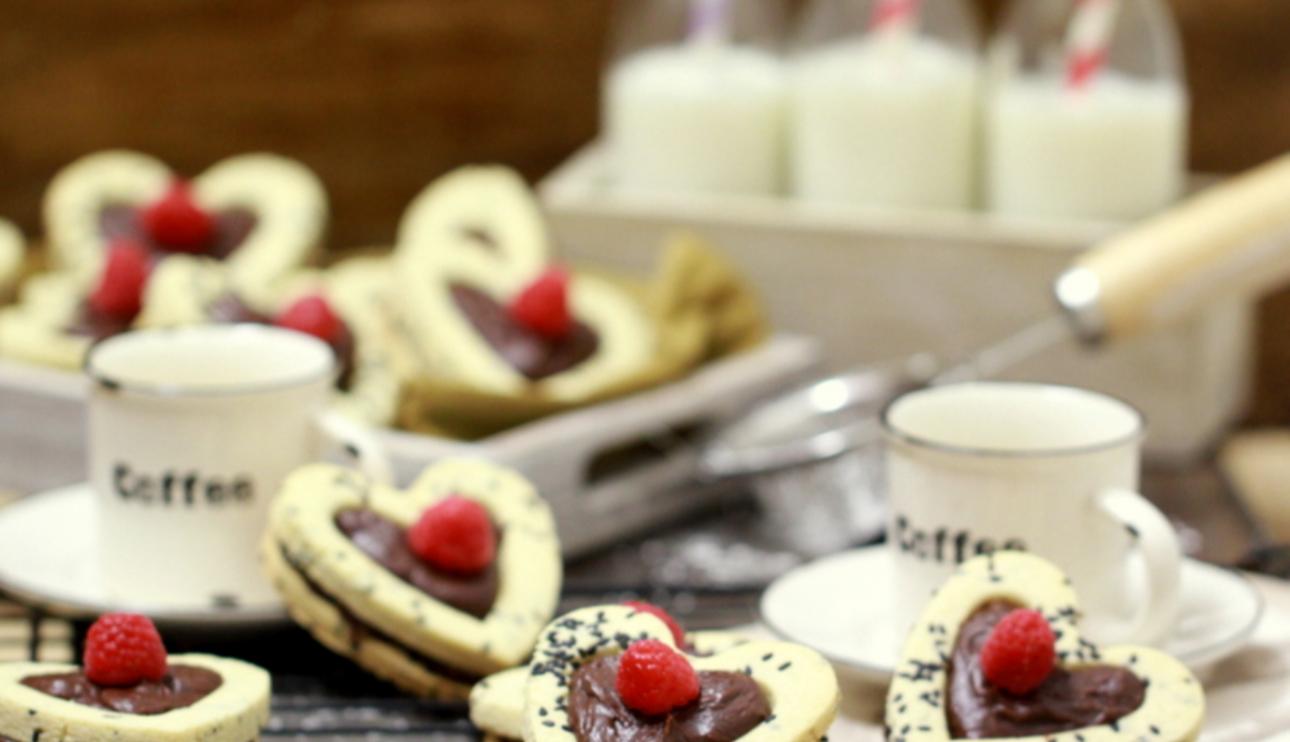 Galletas corazón de sésamo rellenas de crema de chocolate