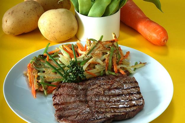 Bistec de ternera con fritos de patata y verduras