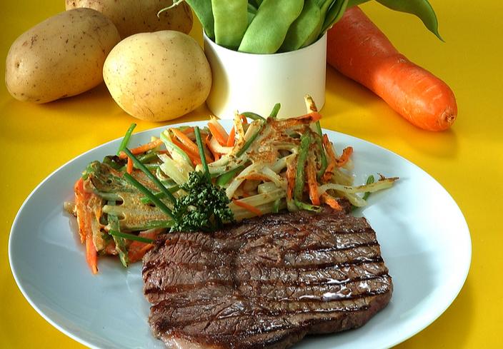 Bistec de ternera con fritos de patata y verduras