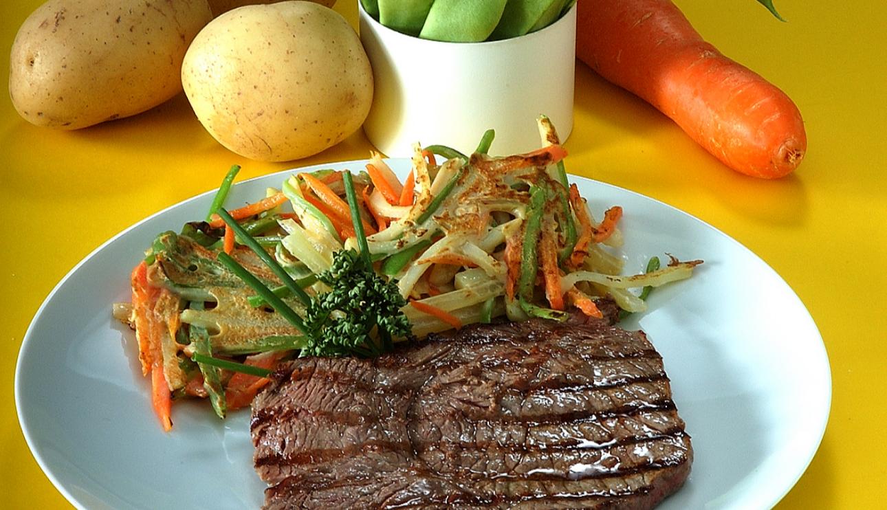 Bistec de ternera con fritos de patata y verduras