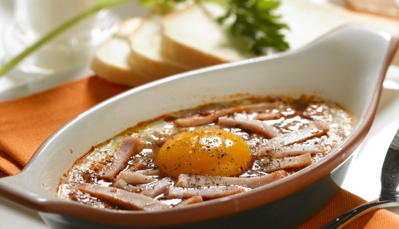 Huevos al plato con jamón en microondas