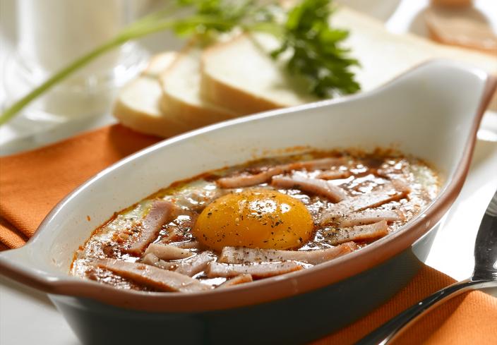 Huevos al plato con jamón en microondas
