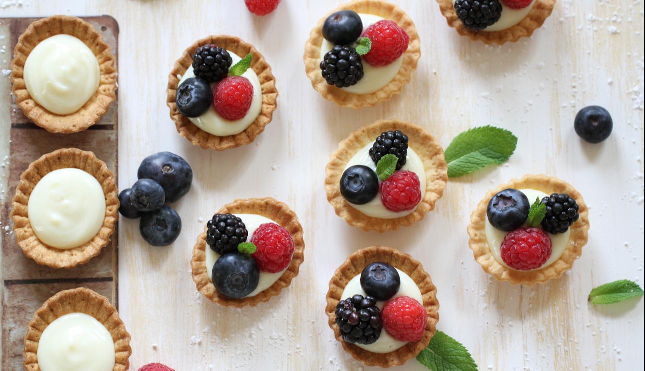 Mini tartaletas de crema de limón y frutos rojos