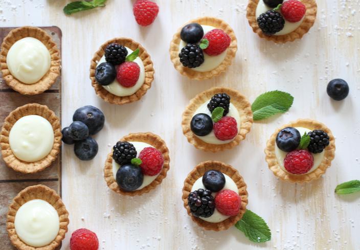 Mini tartaletas de crema de limón y frutos rojos