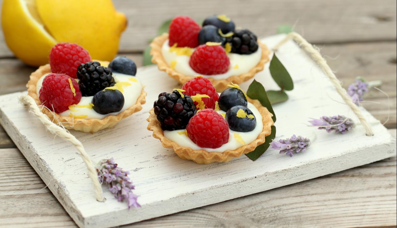Tartaletas de crema de chocolate blanco y frutos rojos