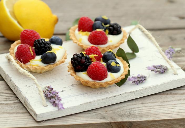 Tartaletas de crema de chocolate blanco y frutos rojos