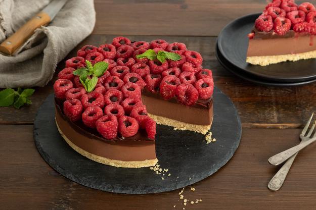 Cheesecake de chocolate negro con frambuesas