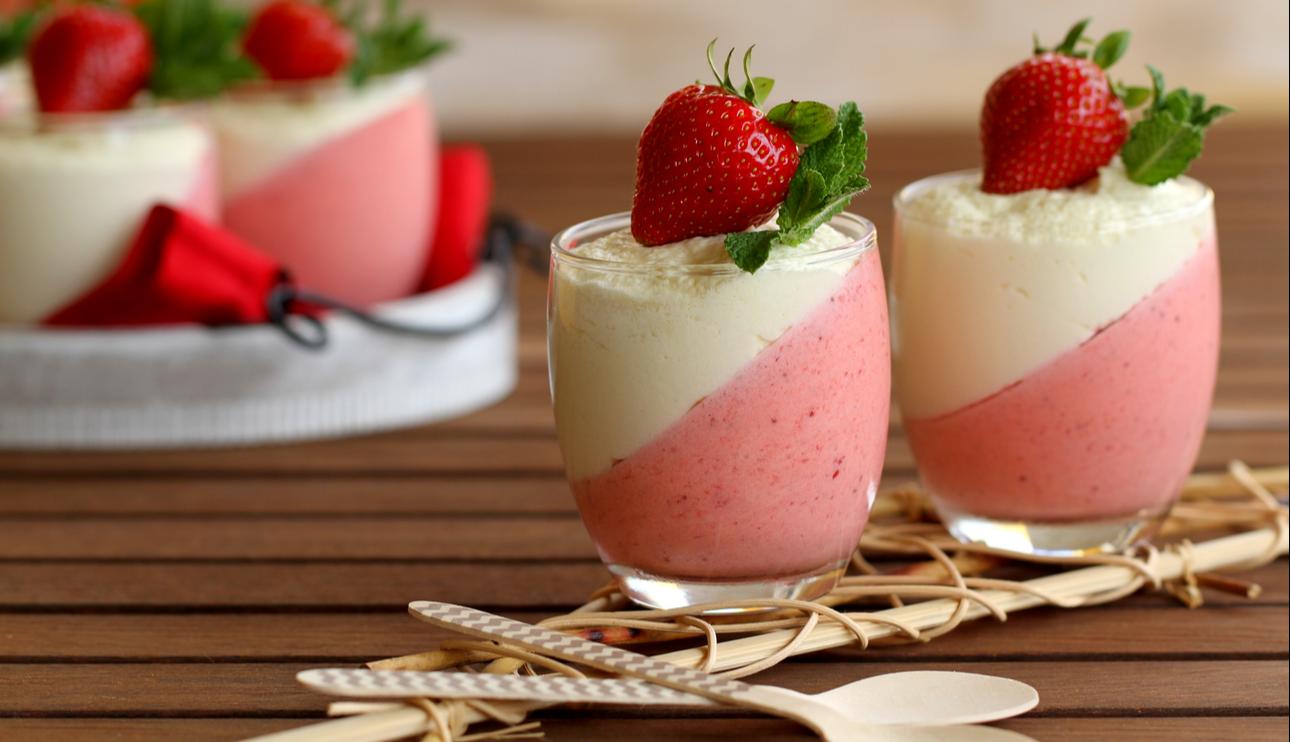Duo de mousse de chocolate blanco y mousse de fresas
