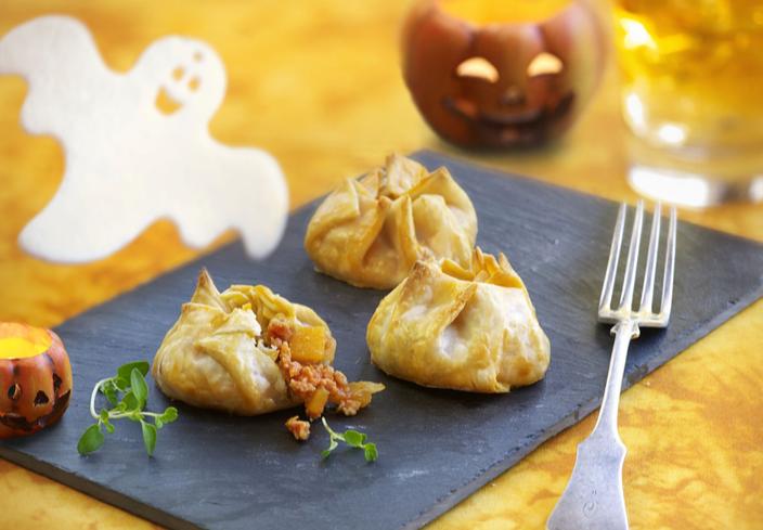 Saquitos rellenos de calabaza y carne picada con masa de empanadillas