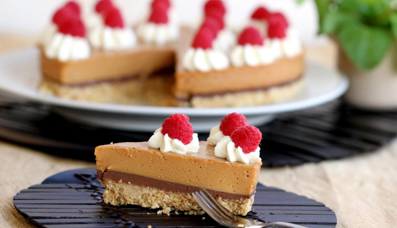 Tarta de Dulce de Leche y chocolate con nata y frambuesas
