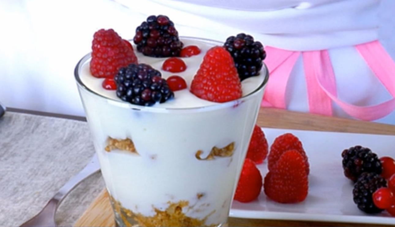 Copa fresca de mousse de limón, cereales y galletas