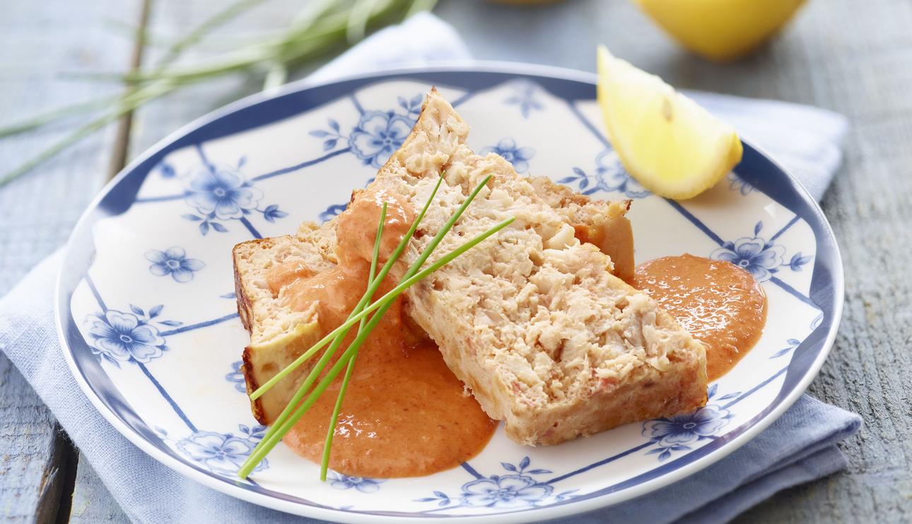 Pastel de merluza con salsa de piquillos