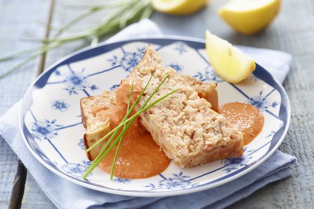 Pastel de merluza con salsa de piquillos