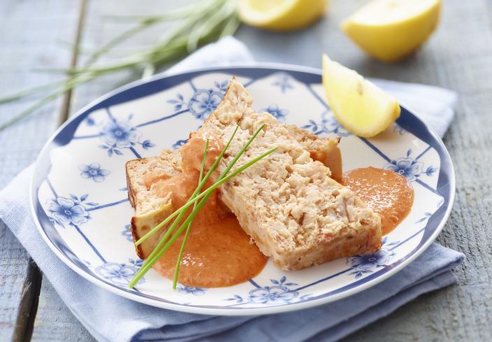 Pastel de merluza con salsa de piquillos